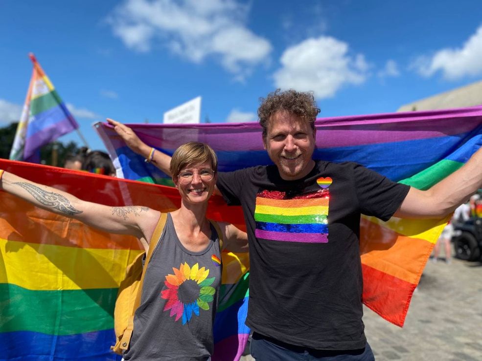Anne Shepley mit ihrem Mitarbeiter auf dem CSD