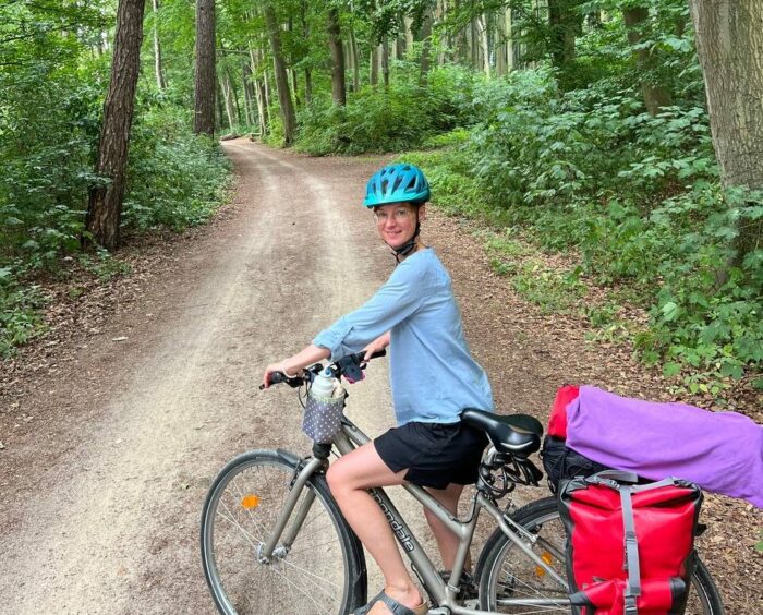 Anne Shepley mit dem Fahrrad in Nordwestmecklenburg