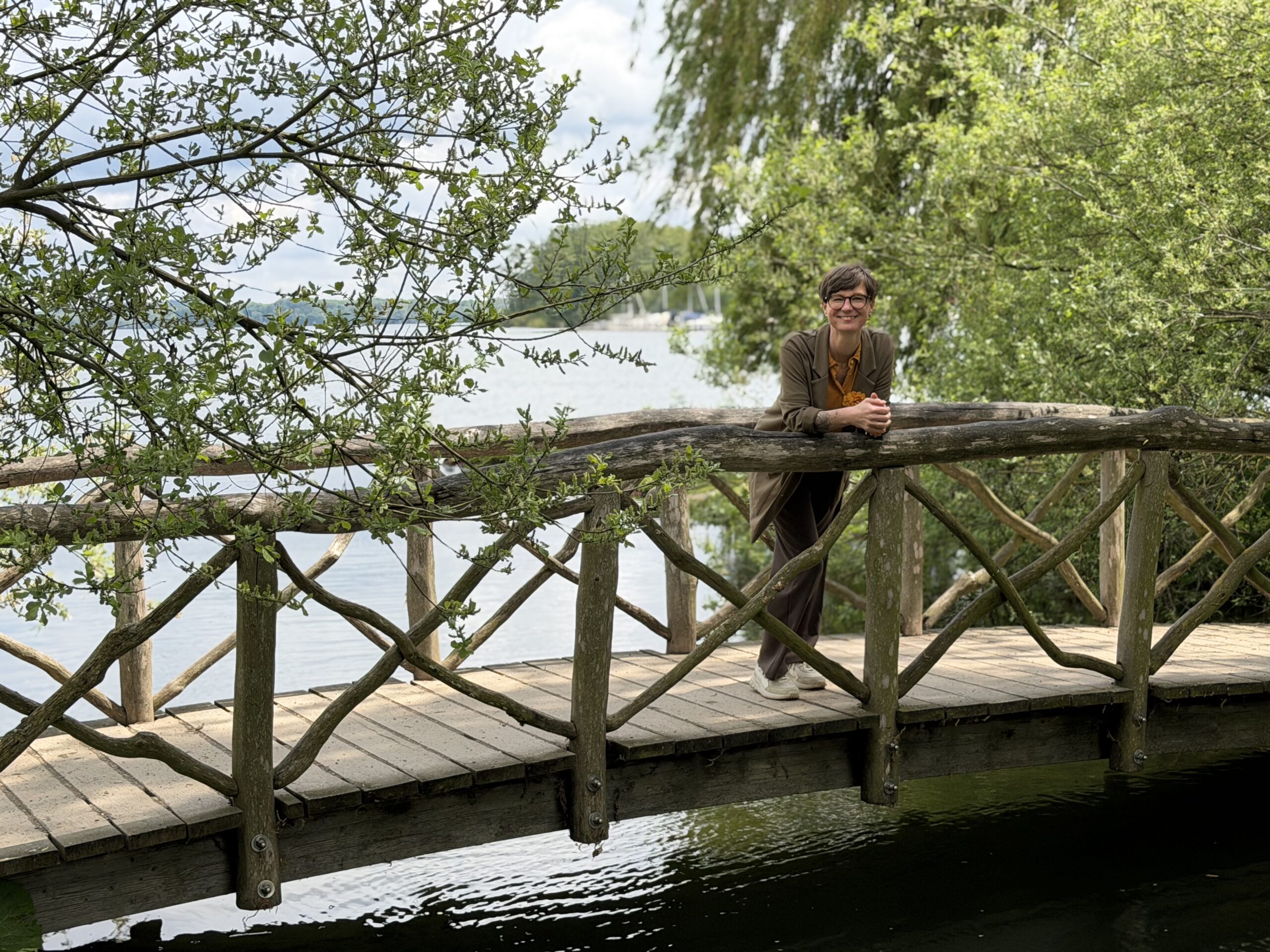 Anne Shepley steht auf einer Brücke am Landtag beim Schweriner Schloss