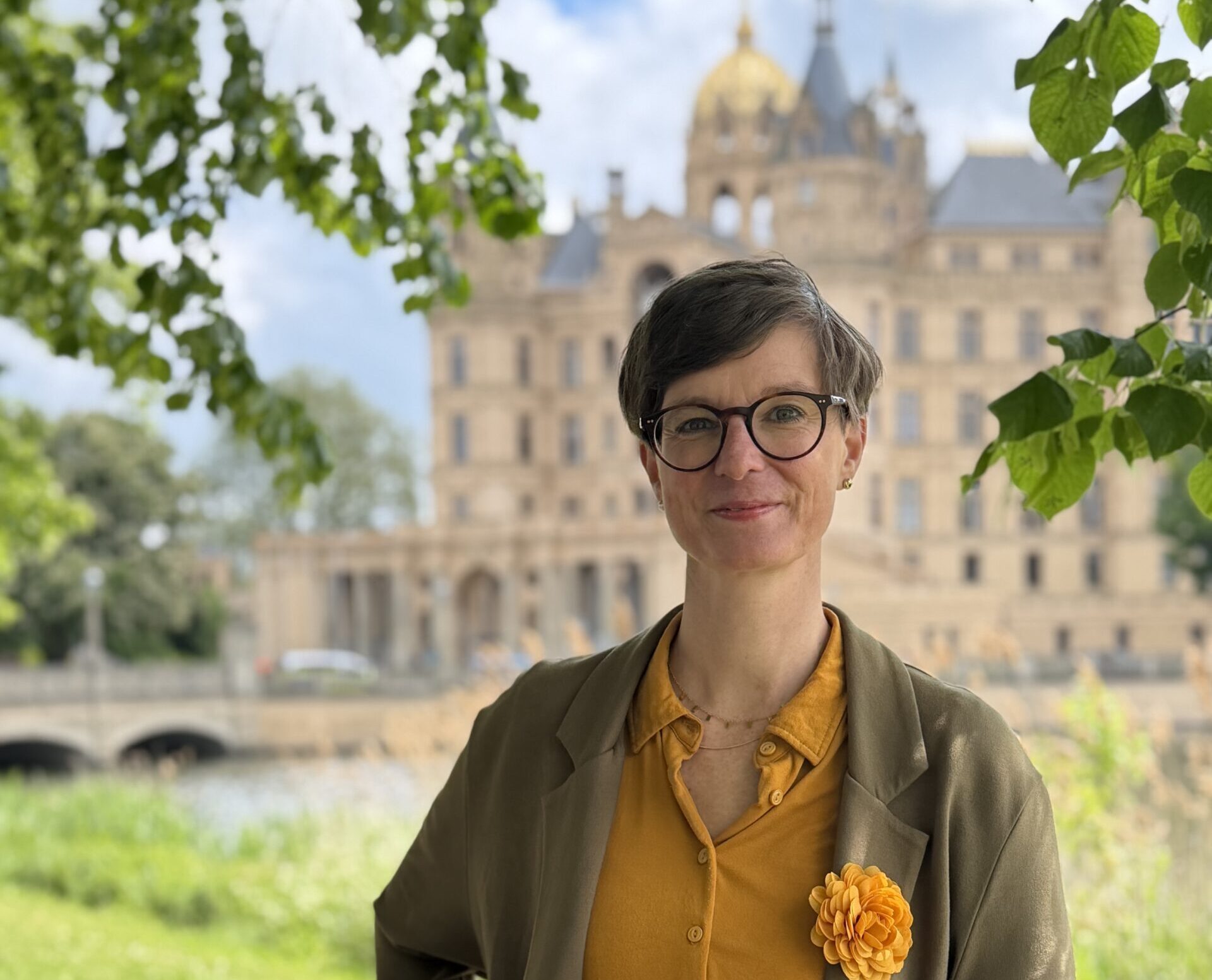 Anne Shepley steht vor dem Schweriner Schloss